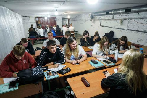 Pendant un cours, au sous-sol d’un bâtiment municipal, lors de la rentrée scolaire à Bobryk, dans l’oblast de Soumy, en Ukraine, le 1ᵉʳ septembre 2025.