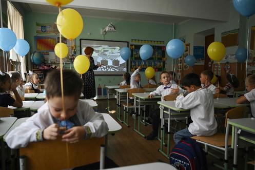 Des élèves de première année, après une célébration marquant la rentrée scolaire dans une école d’Irpine, près de Kiev, le 1er septembre 2025.