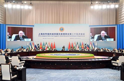 Le président russe, Vladimir Poutine (sur les écrans), s’exprime lors du sommet de Tianjin, en Chine, le 1ᵉʳ septembre 2025.