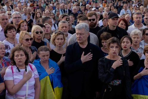 L’ancien président ukrainien Petro Porochenko (au centre), lors d’une cérémonie en hommage à l’ancien président du Parlement ukrainien Andri Paruobi, à Kiev, le 1ᵉʳ septembre 2025.