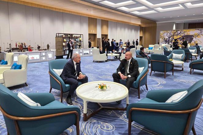Le premier ministre arménien, Nikol Pachinian, à gauche, s’entretient avec le président azerbaïdjanais, Ilham Aliev, en marge du sommet de l’Organisation de coopération de Shanghaï(OCS) à Tianjin, en Chine, le lundi 1er septembre 2025.