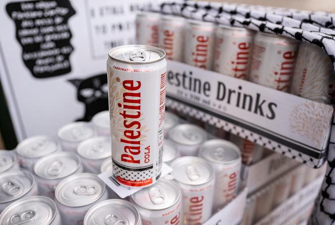 Une canette de Palestine Cola, ornée d’un olivier et d’un motif rappelant le keffieh, à Malmö, en Suède, où est basée l’entreprise Palestine Drinks.