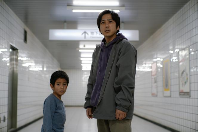 Naru Asanuma (l’enfant) et Kazunari Ninomiya (l’homme perdu) dans « Exit 8 », de Genki Kawamura.