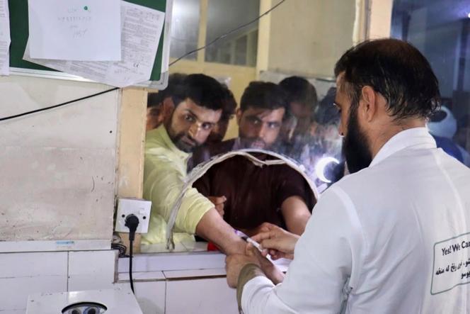 Des Afghans donnent du sang pour les victimes du tremblement de terre qui a tué des centaines de personnes et détruit de nombreux villages dans l’est du pays, à l’hôpital régional de Nangarhar, le 1er septembre 2025. Photo diffusée par le ministère de la santé publique