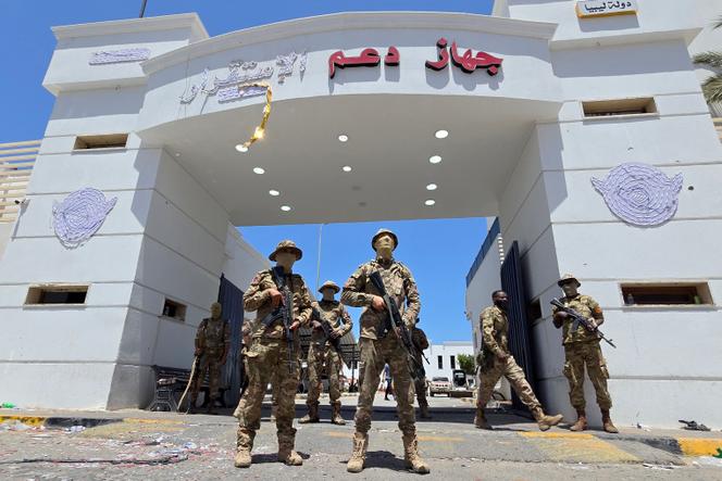 Les forces armées loyales au premier ministre libyen, Abdel Hamid Dbeibah, devant un bâtiment de la police, dans le quartier sud d’Abou Salim, à Tripoli, le 13 mai 2025.