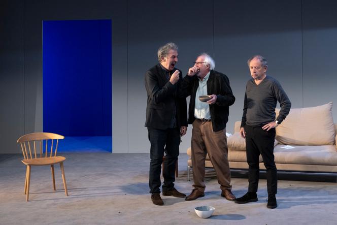 François Morel, Olivier Saladin et Olivier Broche dans « Art », de Yasmina Reza, mis en scène par François Morel, au Théâtre de Suresnes Jean-Vilar (Hauts-de-Seine), en novembre 2024.