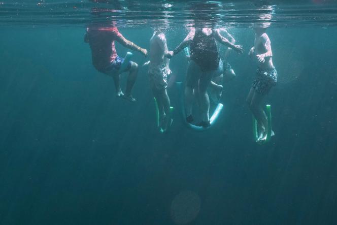 Une famille nage ensemble dans les eaux de Floride - sur le climat, nous sommes tous dans le même bain .