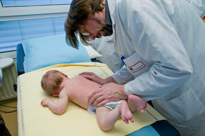 Consultation en pédiatrie pour un eczéma sur un enfant de 7 mois, au service de dermatologie du CHU de Dijon, en 2009.