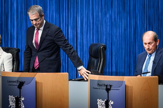 Le directeur général de Nestlé, Laurent Freixe (à gauche), et le président du conseil d’administration de Nestlé, Paul Bulcke, lors de l’assemblée générale des actionnaires du géant agroalimentaire suisse, à Ecublens (Suisse), le 16 avril 2025.