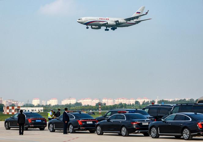 L’avion de Vladimir Poutine en phase d’atterrissage, alors que le président russe arrive pour le sommet de l’Organisation de coopération de Shanghaï (OCS) à Tianjin, en Chine, le 31 août 2025.