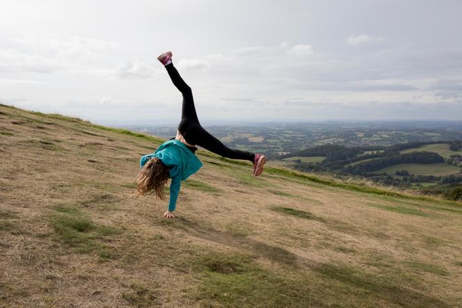 Une jeune fille près du sommet du Beacon, à Malvern, dans le Worcestershire (Royaume-Uni), le 15 septembre 2018.