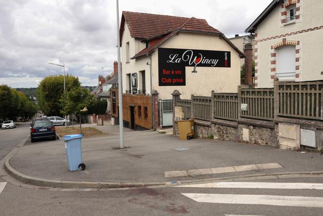Devant le bar La Winery, sur les lieux de l’accident, à Evreux, en Normandie, le 30 août 2025.