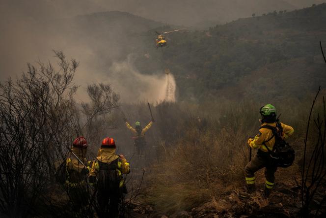 Un hélicoptère s’active au-dessus d’un incendie de forêt à Larouco, dans la région de Lugo, en Galice, Espagne, le 17 août 2025.