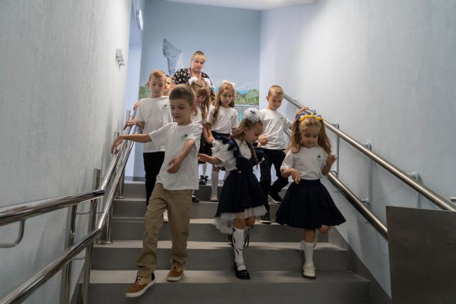 Des enfants lors de leur premier jour de classe, dans une école souterraine de Kharkiv, en Ukraine, le 1er septembre 2025.
