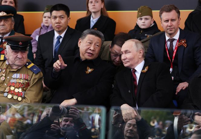 Le président chinois, Xi Jinping, et son homologue russe, Vladimir Poutine, assistent au défilé militaire du Jour de la victoire, sur la place Rouge, qui célèbre le 80ᵉ anniversaire de la victoire de l’Union soviétique sur l’Allemagne nazie, à Moscou, le 9 mai 2025.