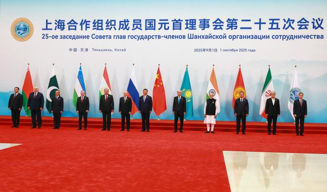 Nesta fotografia de piscina distribuída pela agência estatal russa Sputnik, o presidente da Bielorrússia, (2ª LR), Alexander Lukashenko, o primeiro -ministro do Paquistão, Shehbaz Sharif, presidente do presidente do Uzbequistão, o presidente da Rússia, o presidente da Rússia, o presidente da Rússia, o presidente da Rússia, o presidente da Rússia, o presidente da Rússia, o presidente da Rússia, o presidente da Rússia, o presidente da Rússia, o presidente da Rússia, o presidente da Rússia, o presidente da Rússia. Kassym-Jomart Tokayev, o primeiro-ministro da Índia, Narendra Modi, o presidente do Quirguistão Sadyr Japarov e o presidente do Irã, Masoud Pezeshkian, posam para uma foto de grupo durante a Cúpula da Organização de Cooperação de Xangai (SCO) em Tianjin em 1º de setembro de 2025.