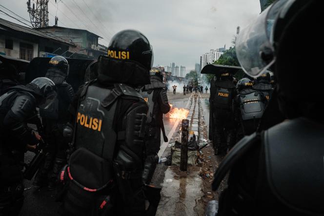 Des policiers affrontent des manifestants lors d’une manifestation syndicale pour l’amélioration des conditions de travail, près du Parlement, à Djakarta, le 28 août 2025.