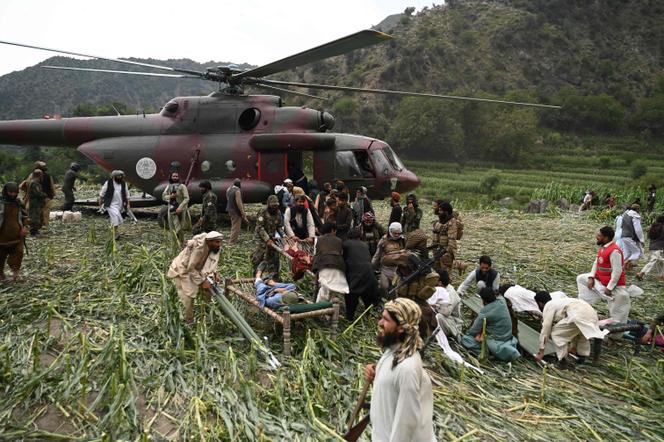 Des volontaires afghans et des membres des forces de sécurité talibanes prennent en charge des blessés, après un tremblement de terre, dans le village de Nurgal dans la province de Kunar (Afghanistan), le 1ᵉʳ septembre 2025.