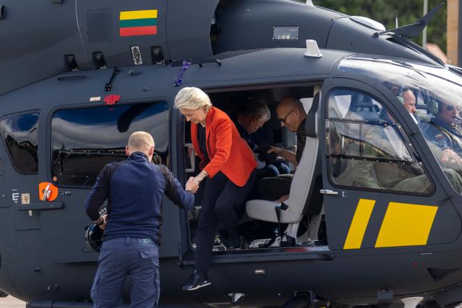 Le président de la Commission européenne, Ursula von der Leyen, sort d'un hélicoptère à Vilnius, en Lituanie, le 1er septembre 2025.