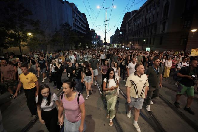 Des Serbes manifestent pour demander des élections, à Belgrade, le 1ᵉʳ septembre 2025.