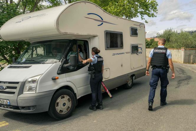 Des gendarmes contrôlent un camping-car qui tente d’accéder au site de la rave-party, à Coustouge, dans le sud de l’Aude, le 30 août 2025.