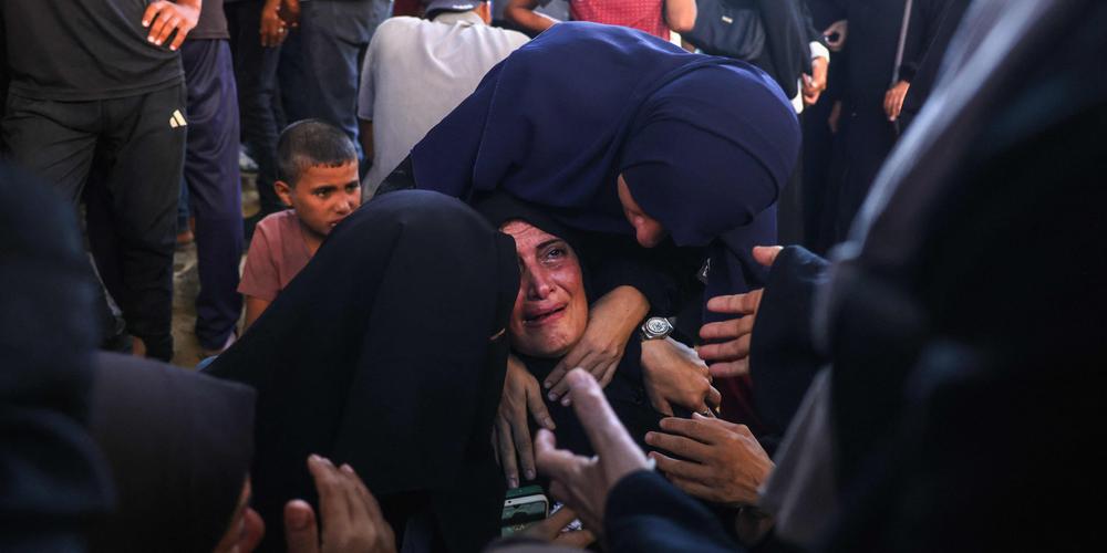 أشخاص في حداد بعد الضربات الإسرائيلية على مدينة غزة الليلة السابقة، في مستشفى الشفاء، 1 سبتمبر 2025. - بشار طالب/وكالة فرانس برس