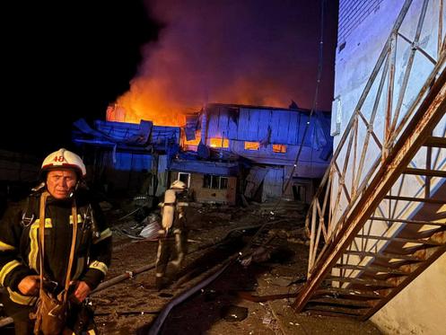 Des pompiers ukrainiens sur le site d’une attaque aérienne russe, dans la ville de Bila Tserkva, dans l’oblast de Kiev, sur une image distribuée le 2 septembre 2025.
