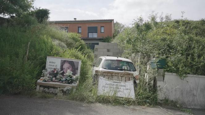 Devant la maison des Jubillar à Cagnac-les-Mines (Tarn). Image extraite du documentaire « Affaire Jubillar, anatomie d’une disparition », de Tom Cariou.