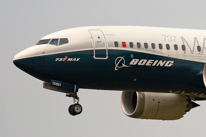 Un Boeing 737 Max se prépare à atterrir à Boeing Field après un vol d’essai à Seattle, le 30 septembre 2020. 