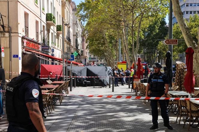 Les forces de l’ordre bouclent un périmètre sur le cours Belsunce, où l’assaillant a poignardé plusieurs personnes, à Marseille, le 2 septembre 2025.