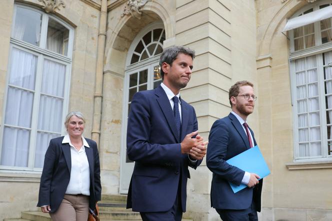 L’ancien premier ministre et secrétaire général du parti Renaissance, Gabriel Attal, accompagné de David Amiel, député de Paris (à droite), et de Stéphanie Rist, député du Loiret (à gauche), à sa sortie de Matignon, le 2 septembre 2025.