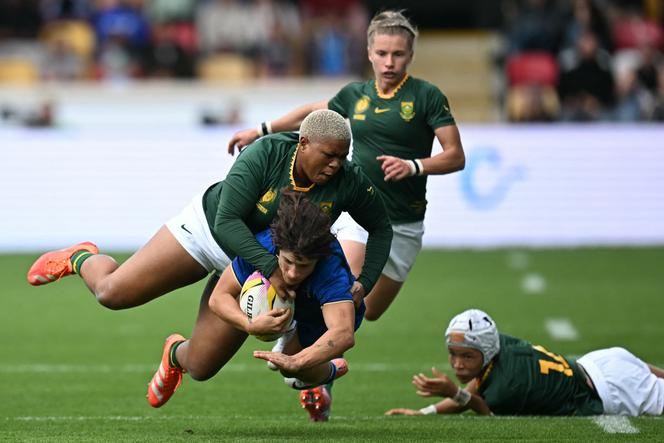 La joueuse sud-africaine Aphiwe Ngwevu, en train de plaquer l’Italienne Aura Muzzo lors du match de la Coupe du monde féminine de rugby, à York (Royaume-Uni), le 31 août 2025.