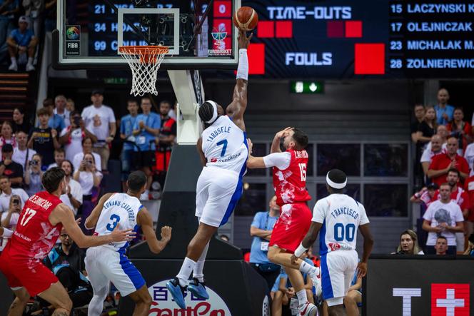 Le joueur français Guerschon Yabusele prend l’avantage dans les airs sur le Polonais Kamil Laczynski (maillot rouge), le 2 septembre 2025, à Katowice (en Pologne), lors de l’Euro de basket.