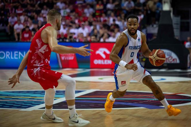 Le Français Elie Okobo (à droite), pendant le match entre la France et la Pologne, lors de l’Euro masculin de basket, à Katowice (Pologne), le 2 septembre 2025.