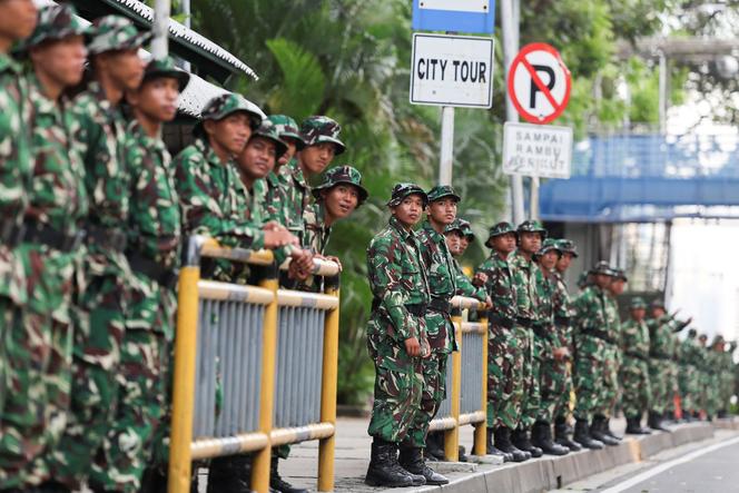 Des militaires indonésiens montent la garde devant le complexe du Monument national (Monas), pendant les manifestations antigouvernementales dans tout le pays pour dénoncer les primes versées aux parlementaires et leurs allocations logement. A Jakarta, en Indonésie, le 2 septembre 2025.