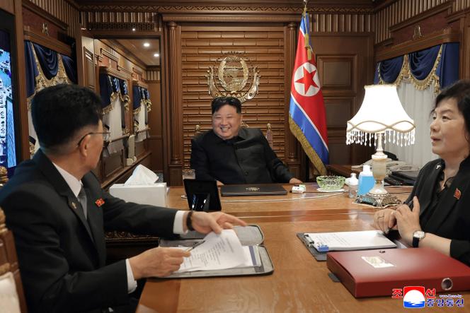 Le président nord-coréen Kim Jong-un, dans son train au départ de Pyongyang, le 1ᵉʳ septembre 2025, en direction de la Chine. Photo diffusée le 2 septembre par l’agence d’Etat nord-coréenne KCNA.