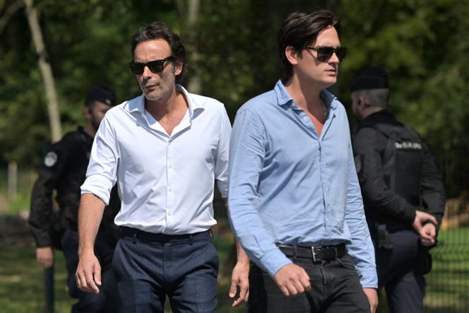 Anthony Delon et Alain-Fabien Delon lors de la cérémonie funéraire de leur père Alain Delon, au château de La Brûlerie, à Douchy (Loiret), le 24 août 2024.