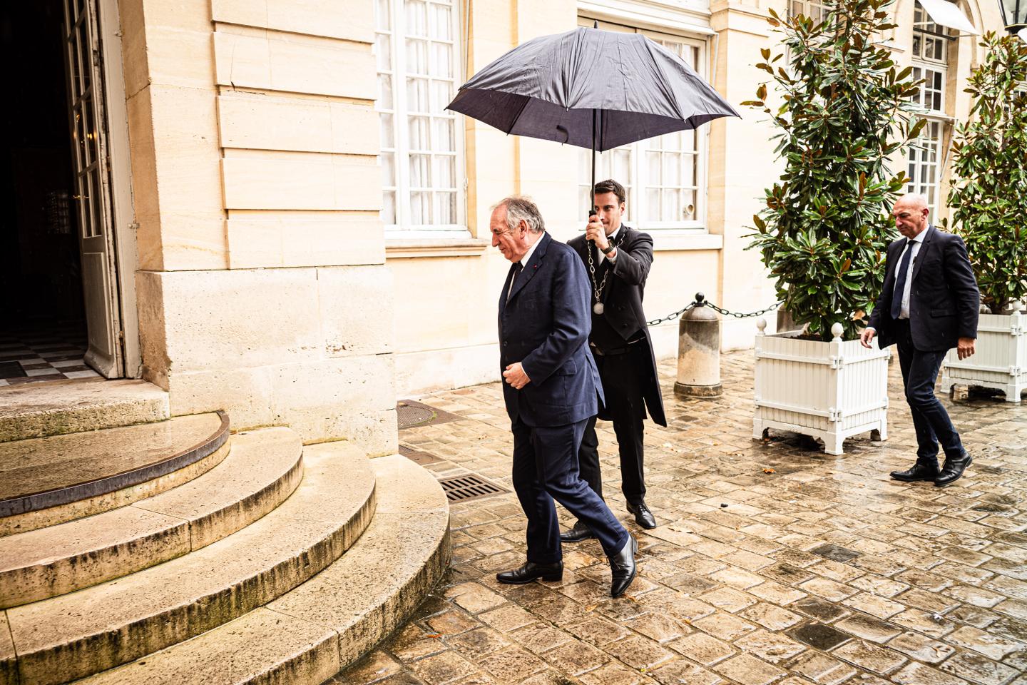 Pour sortir de la crise politique, Emmanuel Macron se tourne vers les socialistes
