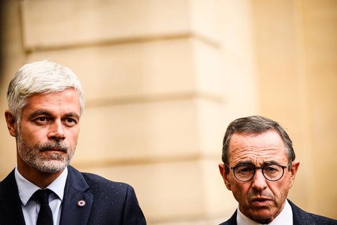 Le président du groupe La Droite républicaine à l'Assemblée, Laurent Wauquiez, et le président du parti Les Républicains, Bruno Retailleau, à l’issue de leur entretien avec le premier ministre à Matignon, le 2 septembre 2025.