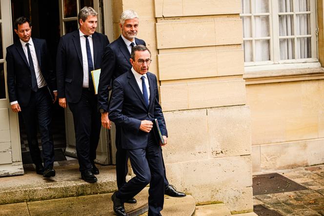 Le président des Républicains (LR), Bruno Retailleau, le président du groupe Droite républicaine à l'Assemblée nationale, Laurent Wauquiez, le président du groupe LR au Sénat, Mathieu Darnaud, et le vice-président délégué de LR, François-Xavier Bellamy, à l’issue de leur entretien avec le premier ministre, à Matignon, le 2 septembre 2025.