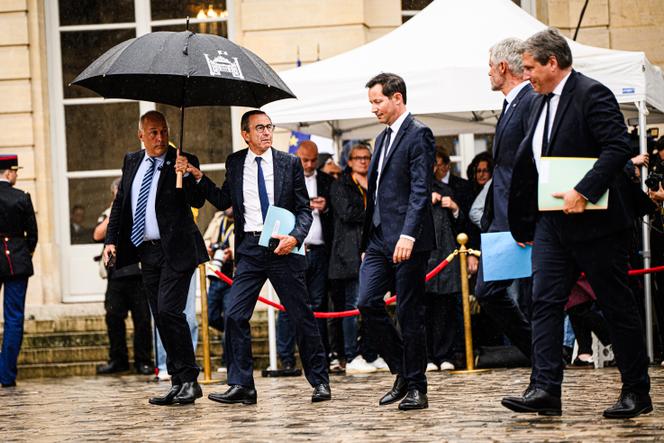 Bruno Retailleau, le président du parti Les Républicains (deuxième en partant de la gauche) et Laurent Wauquiez, le président du groupe LR à l’Assemblée nationale (deuxième en partant de la droite), à Matignon, le 2 septembre 2025.