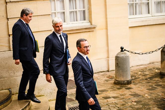 De gauche à droite, les présidents des groupes parlementaires Les Républicains (LR) au Sénat et à l’Assemblée nationale, Mathieu Darnaud et Laurent Wauquiez, et le président de LR, Bruno Retailleau, à Matignon, à Paris, le 2 septembre 2025.