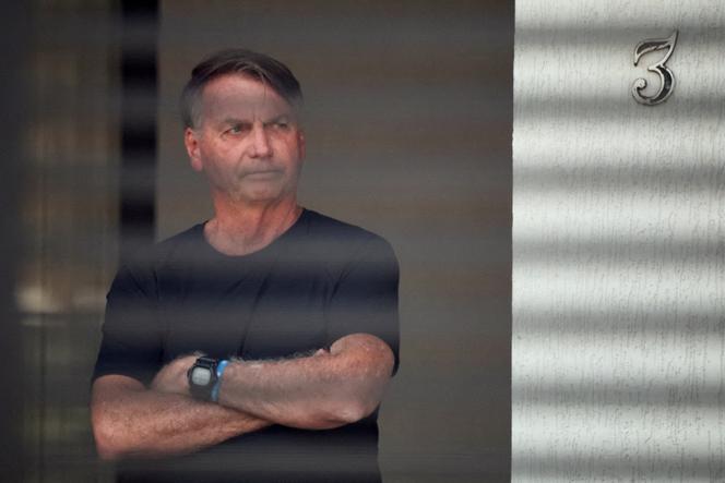 L’ancien président brésilien Jair Bolsonaro à son domicile sur ordre du juge de la Cour suprême Alexandre de Moraes, dans l’attente de son procès pour un complot présumé visant à renverser les élections de 2022, à Brasilia, au Brésil, le 14 août 2025.