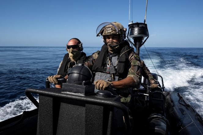 Les commandos de la marine française participent à un exercice de surveillance dans le cadre de la lutte contre le trafic de drogue aux Antilles, au large de la Martinique, le 15 novembre 2024.