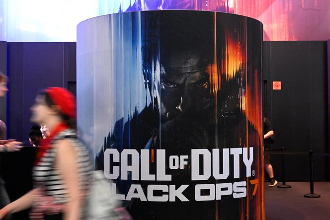 Devant une affiche de Call of Duty : Black Ops 7, lors du salon du jeu vidéo Gamescom au Trade Fair Center de Cologne (Allemagne), le 20 août 2025.