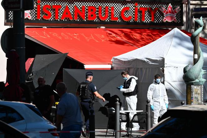 La police scientifique sur le lieu où un homme soupçonné d’avoir poignardé cinq personnes a été abattu, à Marseille, le 2 septembre 2025.