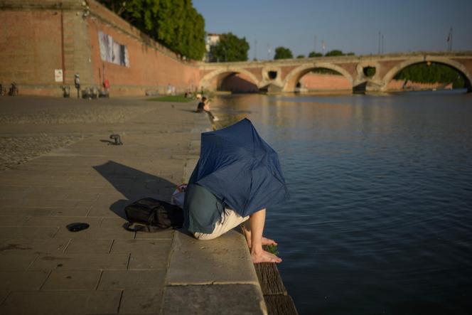 Sur un quai de la Garonne, à Toulouse, le 20 juin 2025.