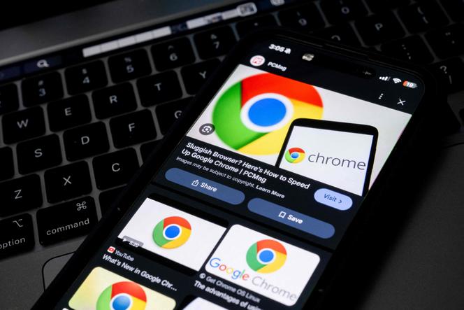 Les logos de Google Chrome s’affichent sur un téléphone portable, à Austin (Etats-unis), le 21 novembre 2024.