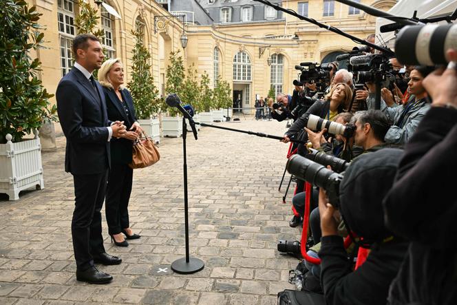 Les dirigeants du Rassemblement national, Jordan Bardella et Marine Le Pen, face aux journalistes après des consultations à Matignon, le 2 septembre 2025.