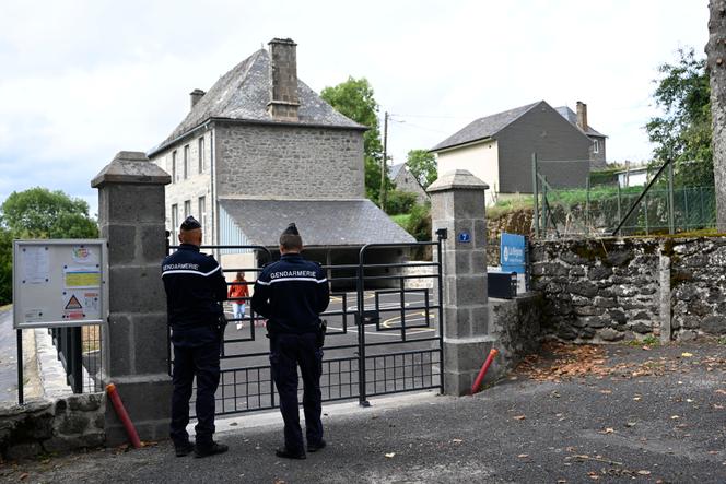 Devant l’école de Moussages (Cantal), le 2 septembre 2025.